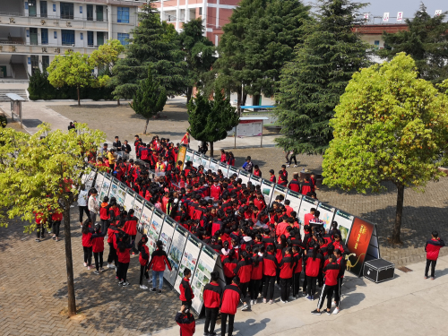 八角中学展览三街小学展览三街中学展览耐心解答学生们的提问发放"